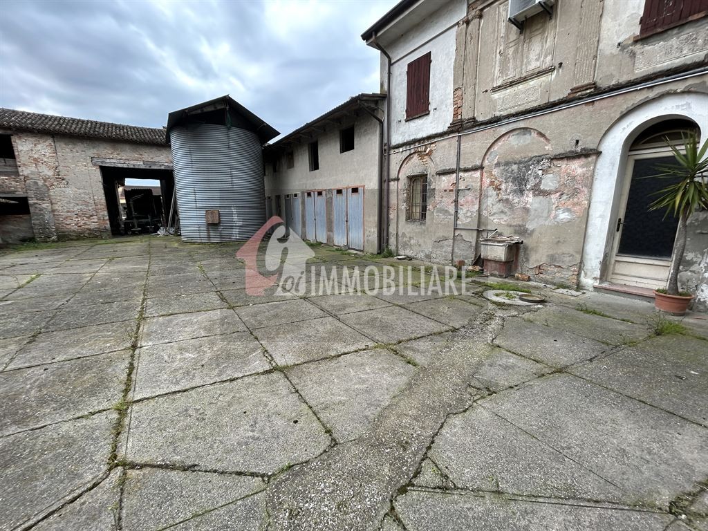 Casa indipendente con ampia  area cortilizia