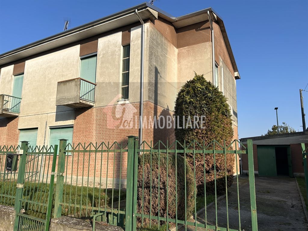 Casa bifamigliare con giardino