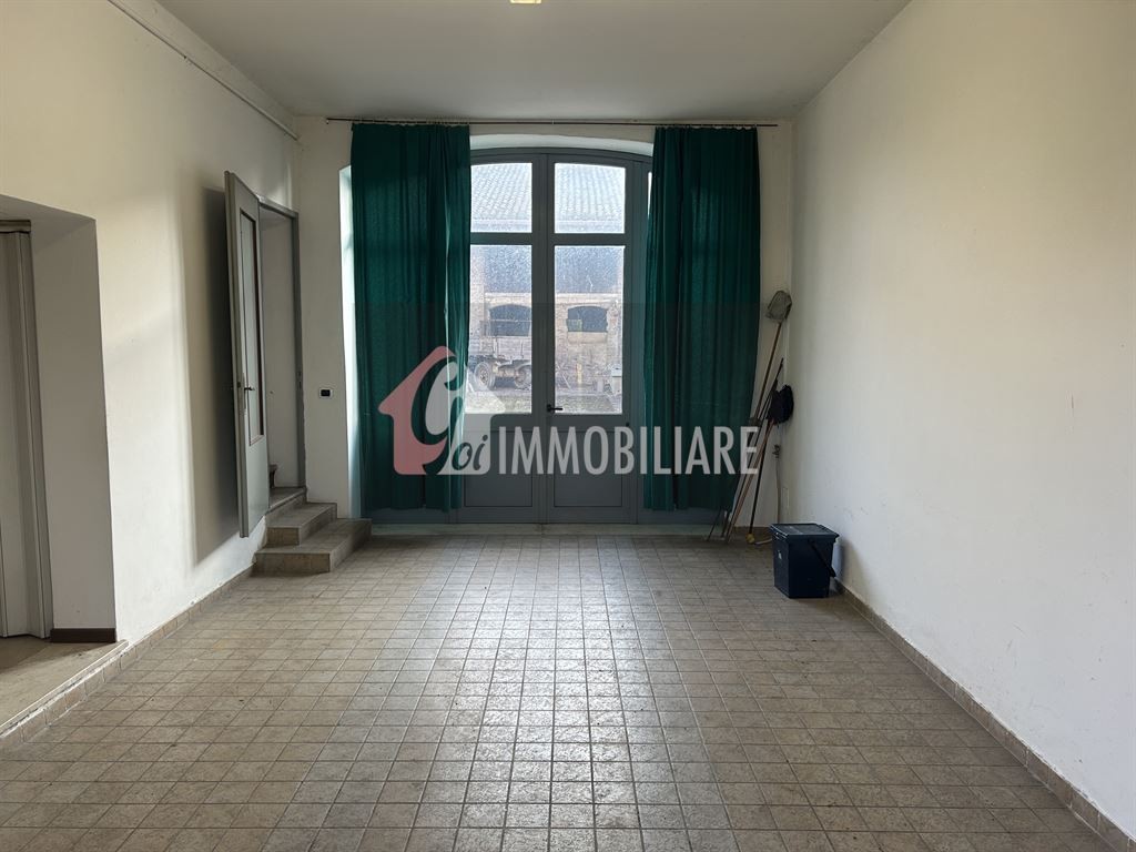 Casa indipendente con cortile e barchessa a Rivarolo Mantovano